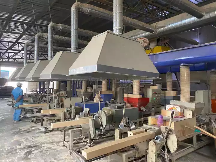 Línea de producción de bloques de paletas de madera.