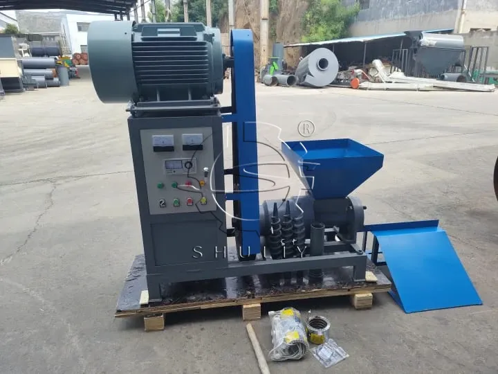 A máquina de briquete de serragem ajuda na reciclagem de resíduos no Paquistão 1 Máquina de briquete de serragem