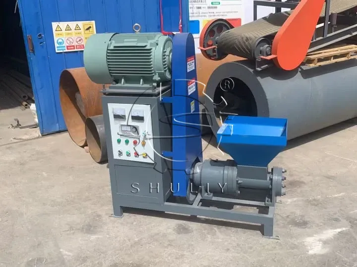 آلة صنع مكعبات من نشارة الخشب