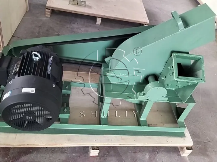 Log chipping machine