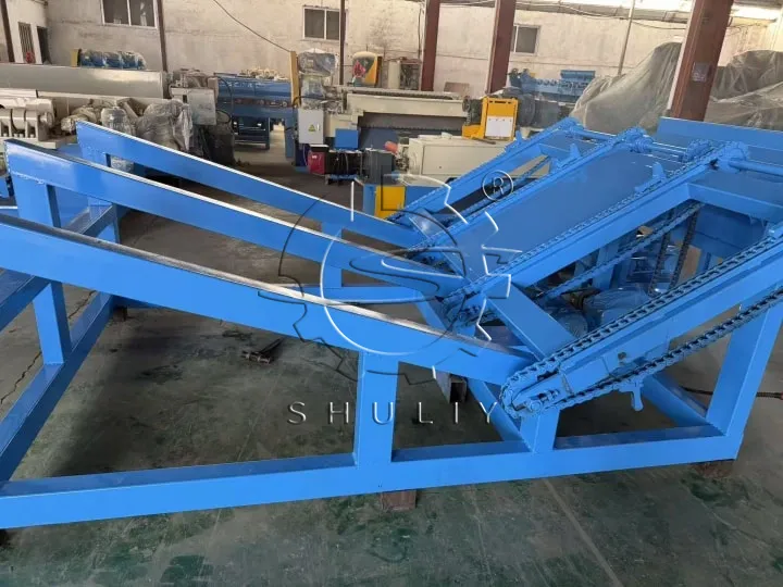 Wood feeding machine