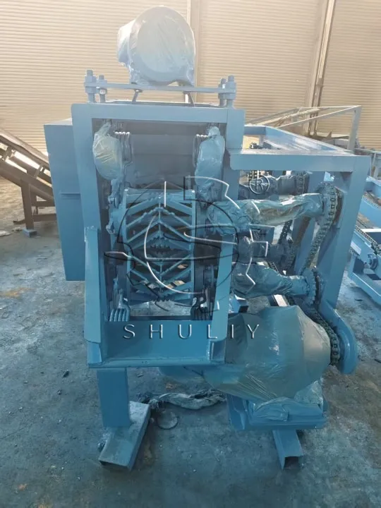 Wood peeling machine