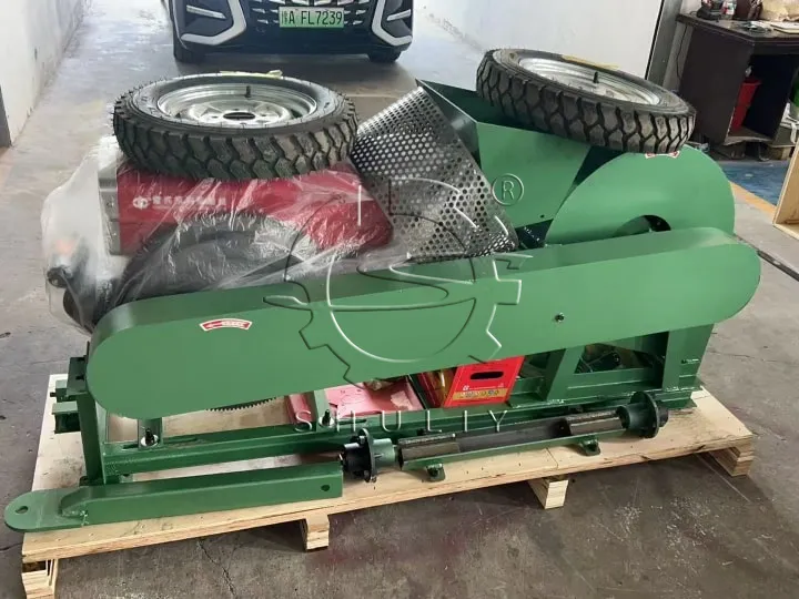 Wood crushing machine