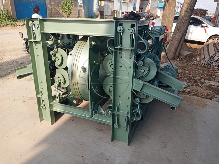Vertical wood peeler machine