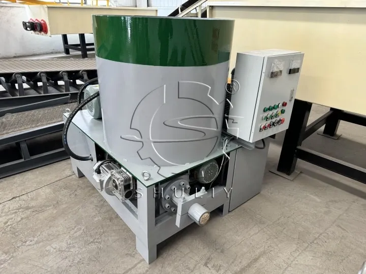 Solid biomass briquette machine