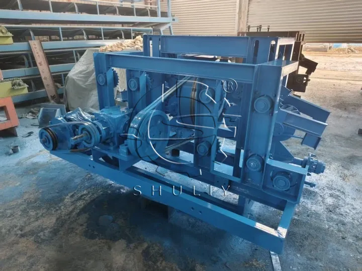 Wood peeling machine
